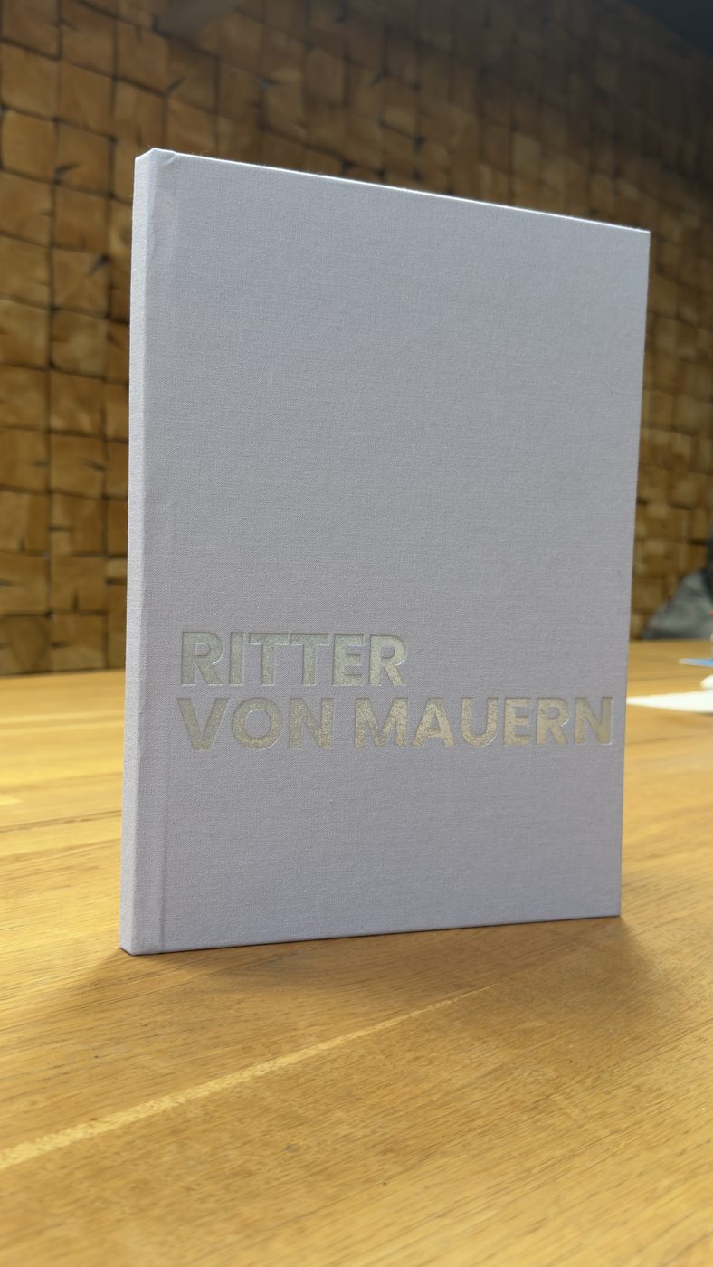 Goldene Folienprägung auf hellem Leineneinband – Ritter von Mauern
