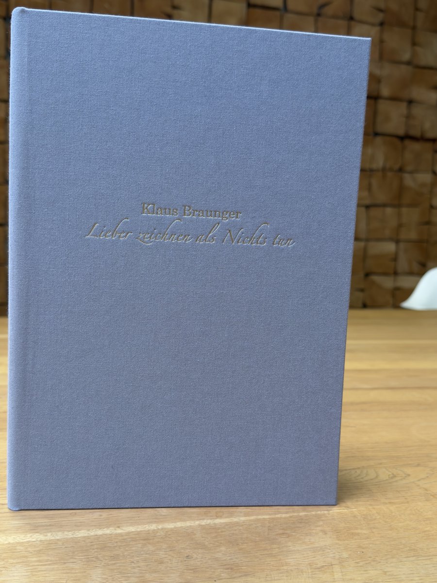 Hellblaues Leinenbuch mit dezenter Prägung von Klaus Braunger