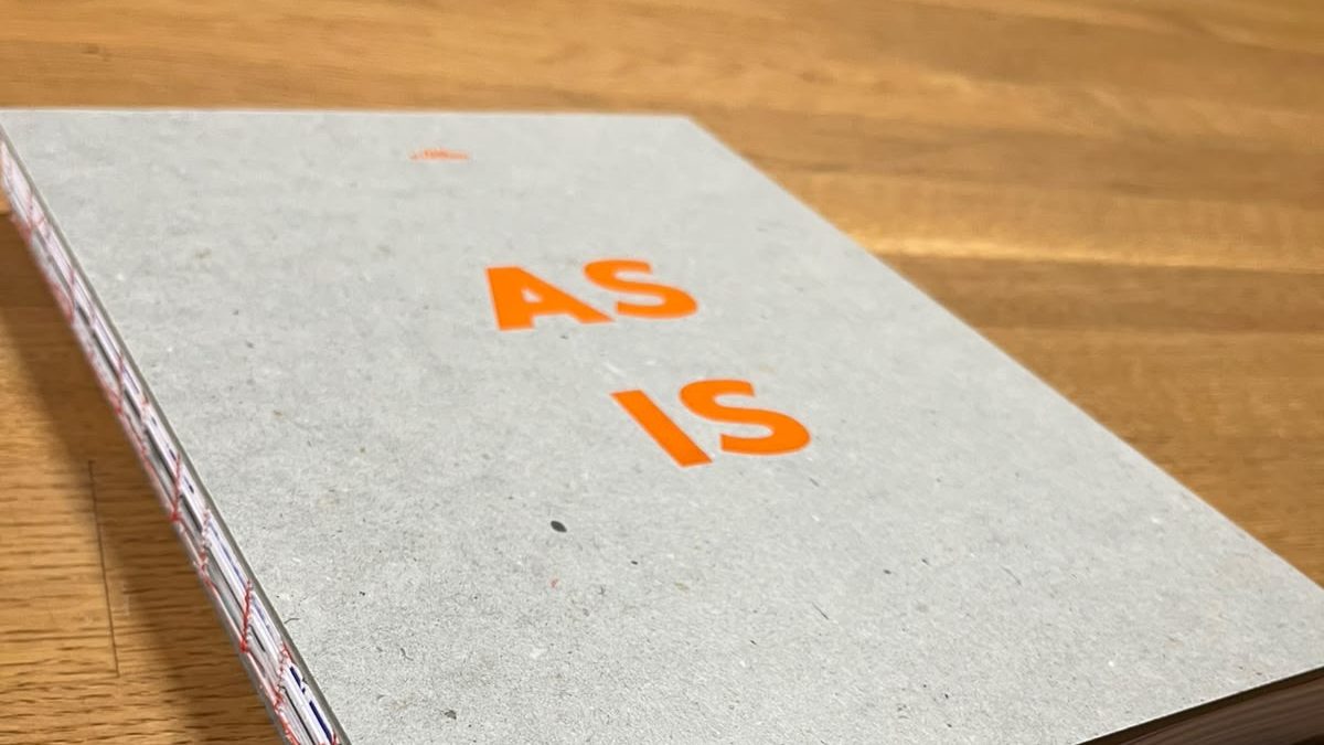 Steifbroschur mit Deckel aus Graupappe, orangefarbener Folienprägung und offener Fadenheftung