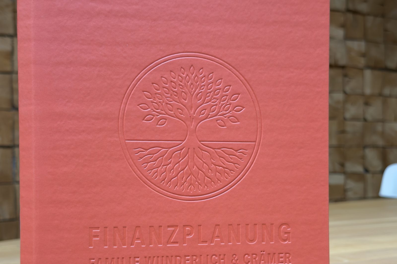 Buch mit veganem Ledereinband aus Sidra Apfelleder und Blindprägung – Kundenprojekt Finanzplanung