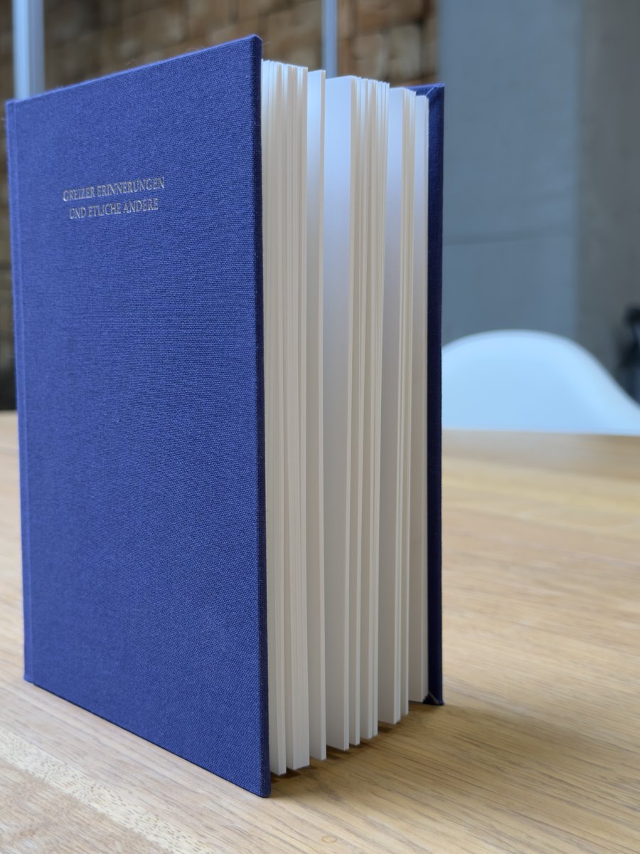 Dunkelblaues Leinenbuch als Hardcover mit Fadenheftung
