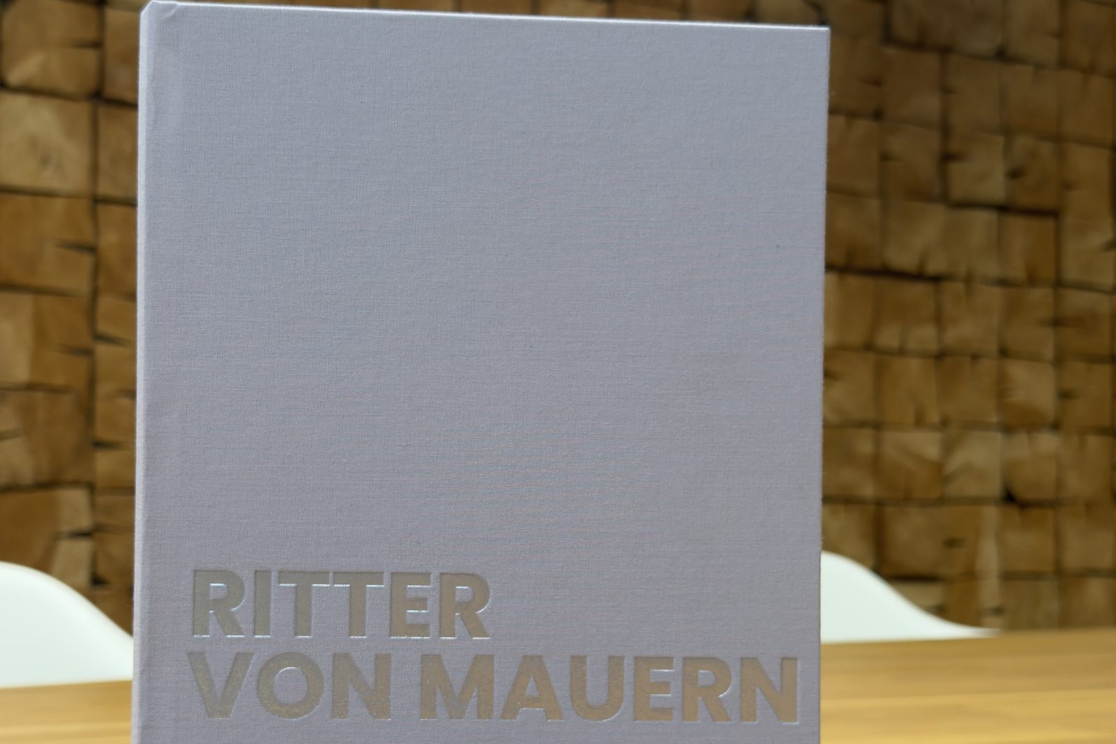 Buch mit hellem Leineneinband und goldener Folienprägung – Kundenprojekt Ritter von Mauern